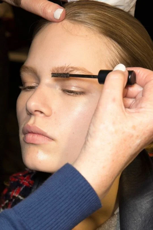 Séance de restructuration des sourcils