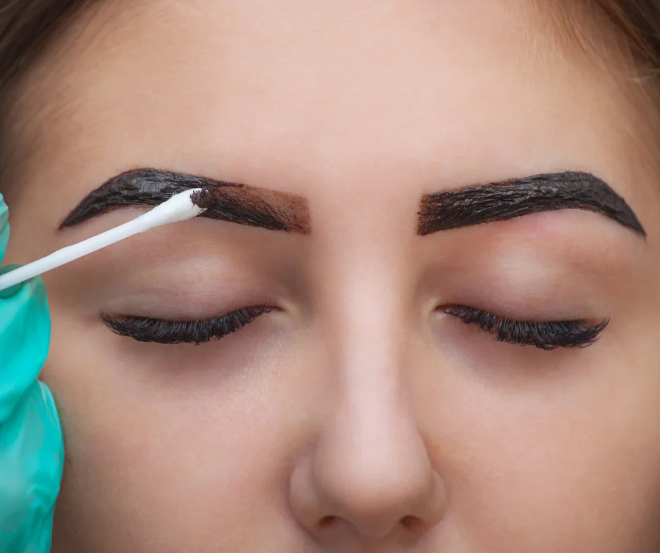 La teinture au henné des sourcils